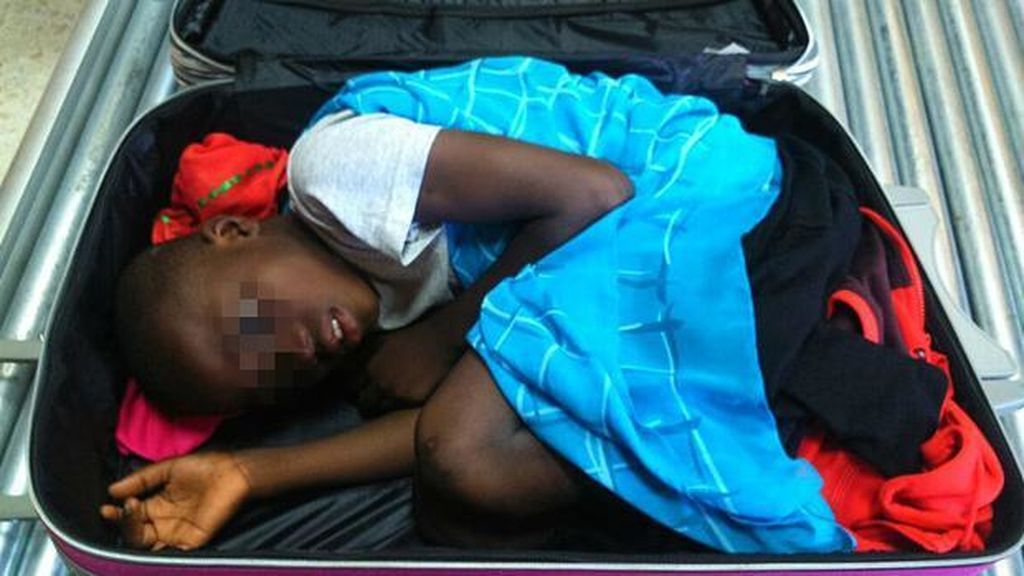El padre del 'niño de la maleta' de Ceuta y la mujer que lo transportaba se enfrentan a hasta 6 años de cárcel