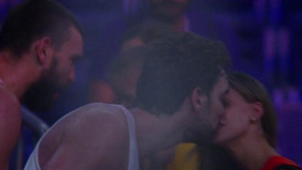 ¡El beso más tierno de Pau Gasol con su novia tras ganar la medalla de bronce!