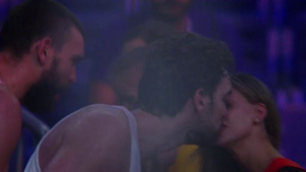 ¡El beso más tierno de Pau Gasol con su novia tras ganar la medalla de bronce!