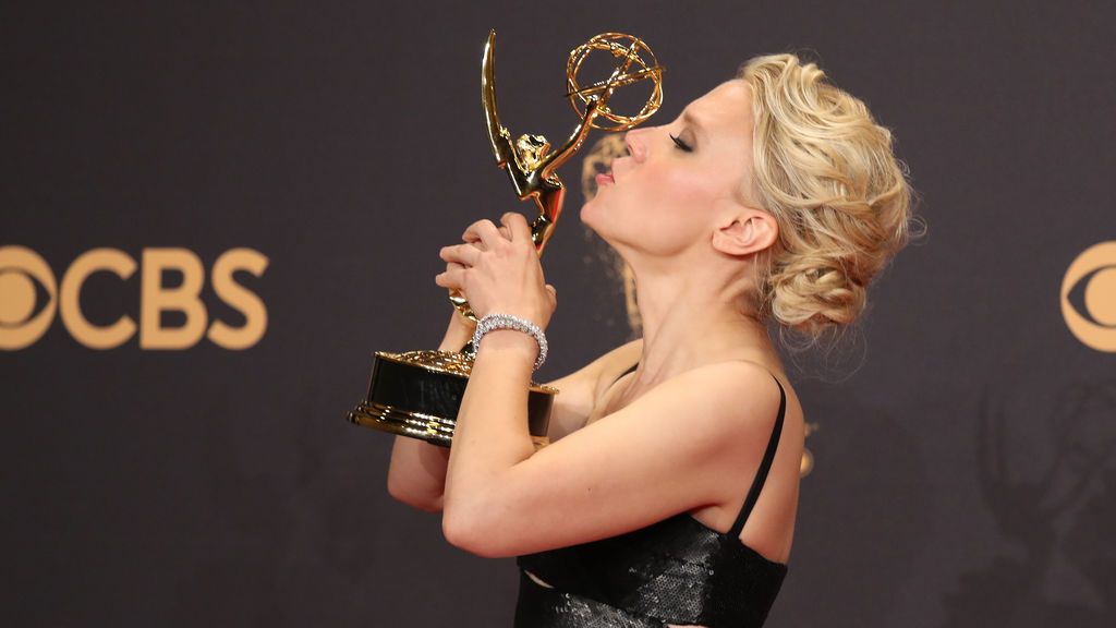 Kate McKinnon besa su Emmy a mejor actriz de reparto de comedia
