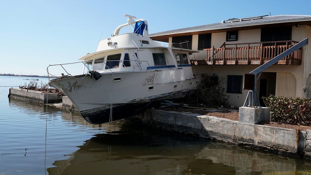 Un barco y una casa afectados por el huracán Irma