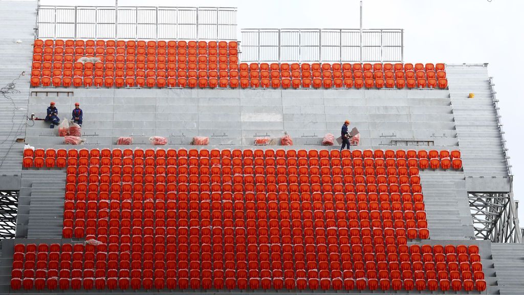 Trabajadores construyen el Ekaterinburg Arena, estadio que acogerá los partidos de la Copa Mundial FIFA 2018 en Rusia
