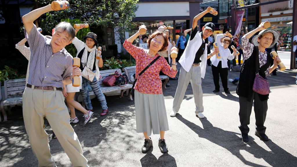 Personas de la tercera edad ejercitándose en el Tokyo