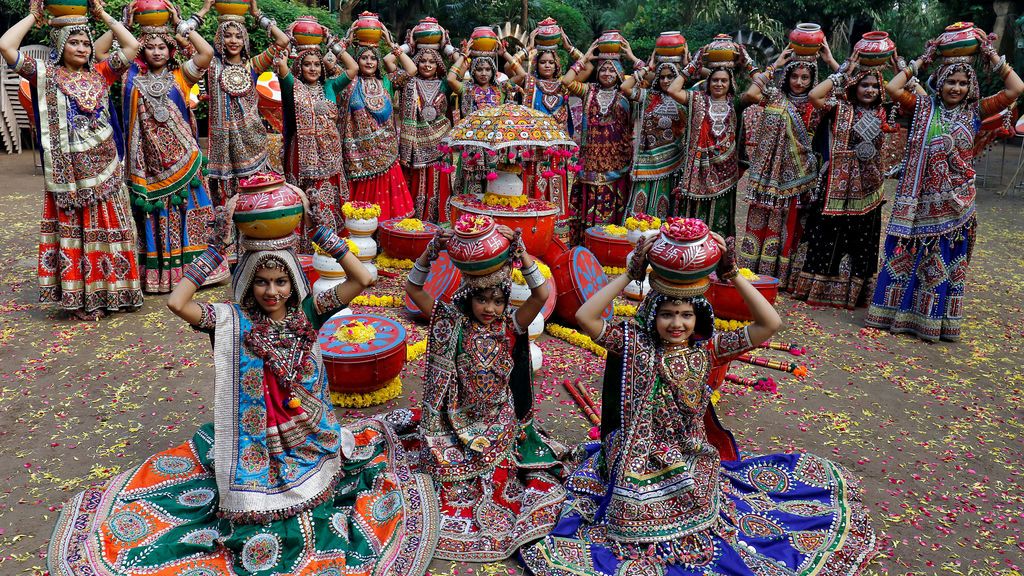 Artistas vestidos de forma tradicional a punto de interpretar un baile tradicional para venerar a la divinidad Durga, en la India