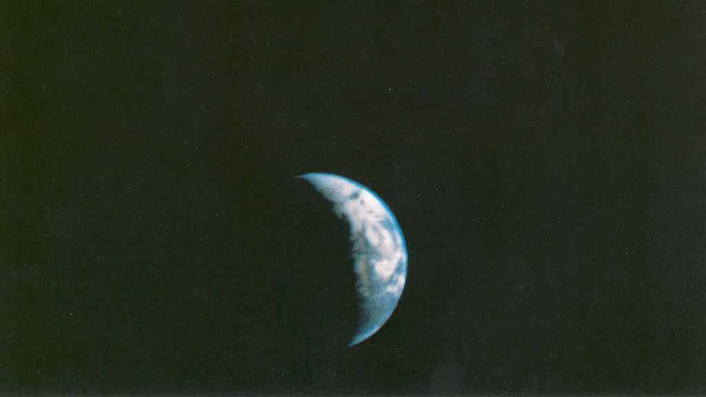 La primera imagen de la Tierra y la Luna tomada desde el espacio cumple 40 años La primera imagen de la Tierra y la Luna tomada desde el espacio cumple 40 años