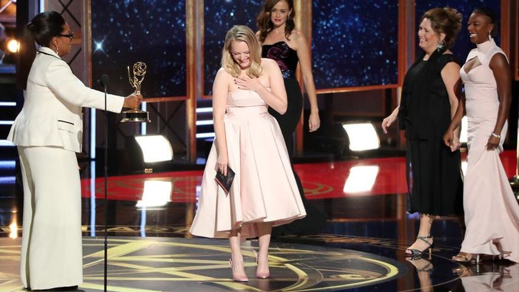 Elisabeth Moss recibe el premio a mejor actriz por el drama 'The Handmaid's Tale'