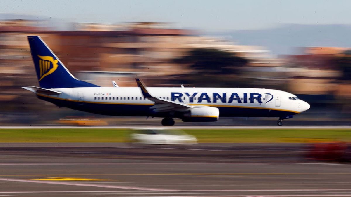 Ryanair ofrece hasta 12.000 euros a sus pilotos si renuncian a días libres