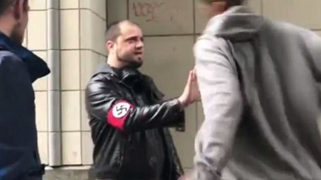 Propina un brutal puñetazo a un nazi tras rastrearlo por acosar a un hombre negro