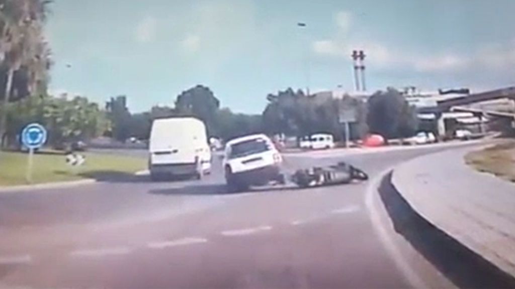Un coche arrolla a una motocicleta en Ibiza y seguidamente atropella al conductor