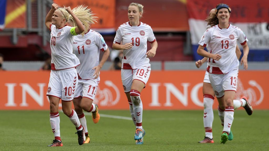 Los futbolistas daneses se rebajan su sueldo a la mitad para ayudar a las féminas de su selección Los futbolistas daneses se rebajan su sueldo a la mitad para ayudar a las féminas de su selección