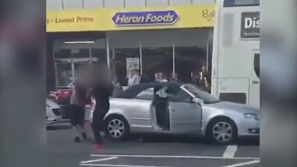 Dos jóvenes se pelean con el conductor de un coche... ¡sin saber que se trataba de 'Bruce Lee'!