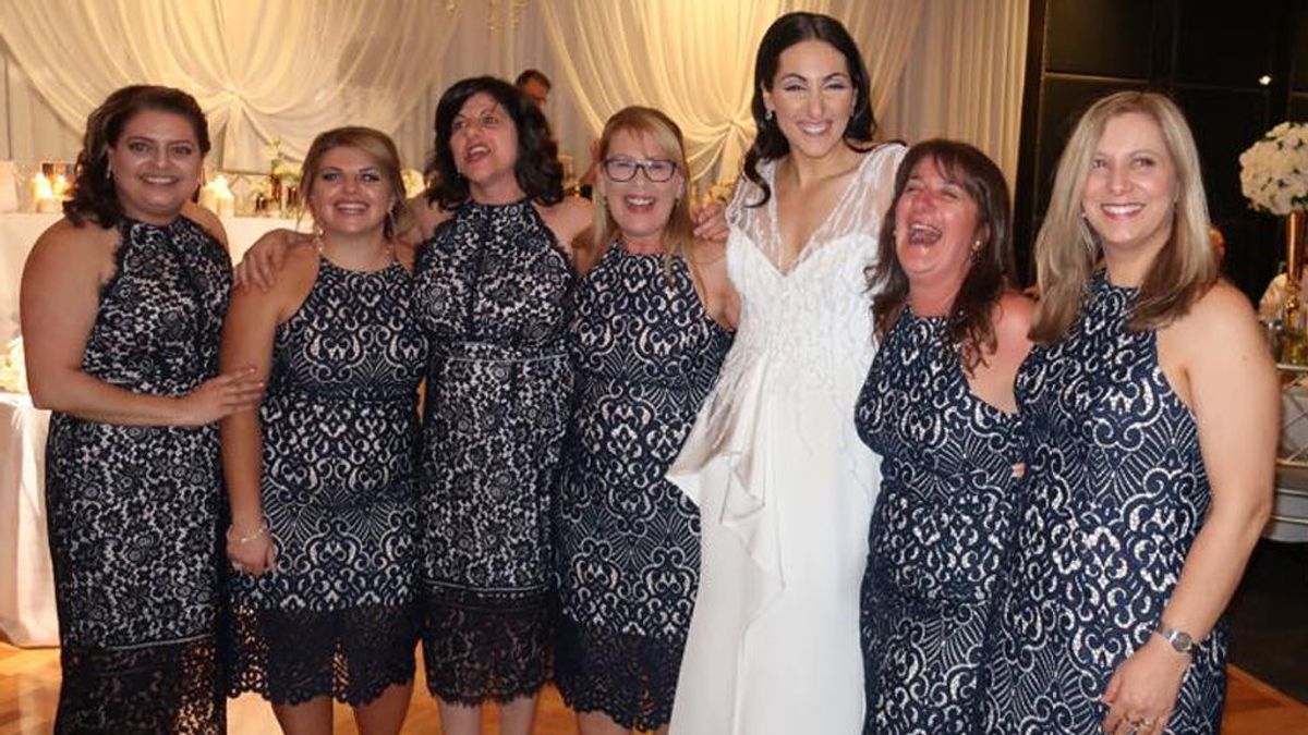 Seis invitadas acuden con el mismo vestido a una boda, y no eran las damas de honor