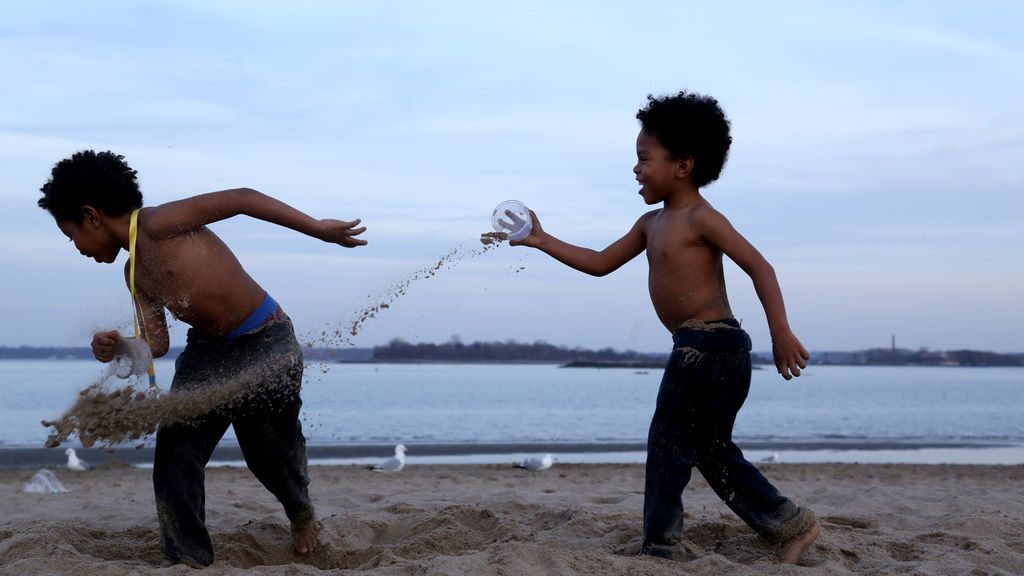 Un estudio revela que los hermanos pequeños son más divertidos y calmados que los mayores