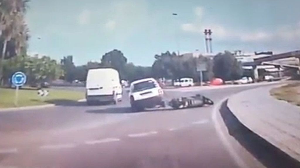 Un coche arrolla a una motocicleta en Ibiza y seguidamente atropella al conductor