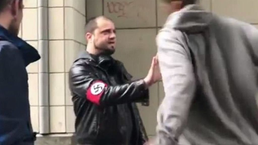 Propina un brutal puñetazo a un nazi tras rastrearlo por acosar a un hombre negro