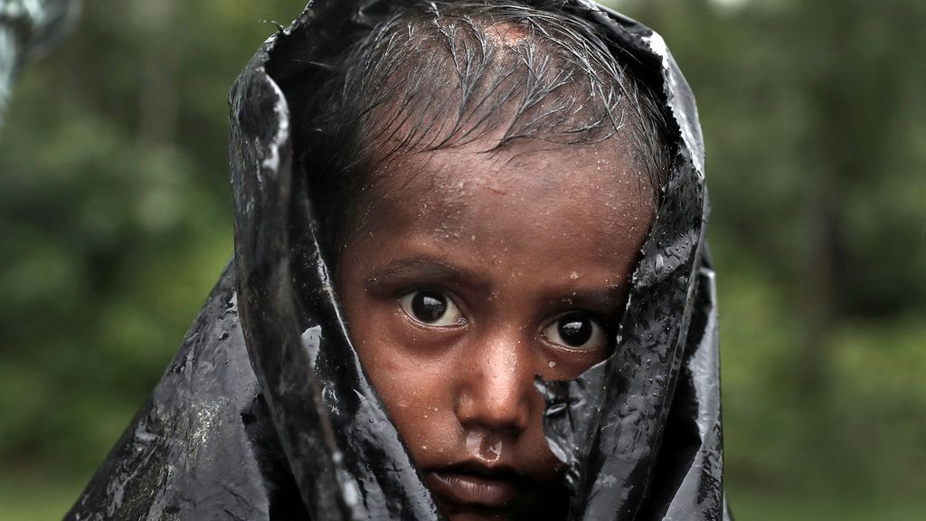Un niño refugiado de Rohingya espera ayuda en Cox's Bazar, Bangladesh