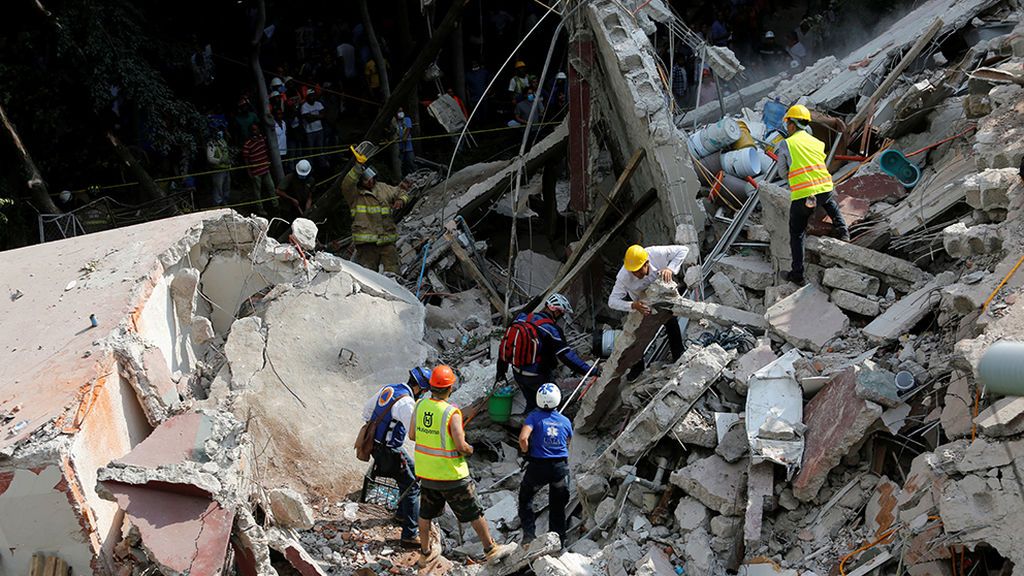 Desesperada búsqueda de posibles supervivientes tras el devastador terremoto en México