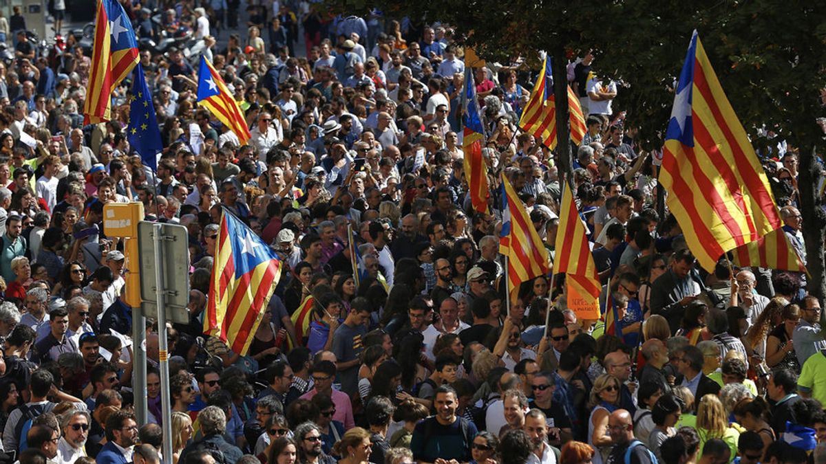 Numerosos manifestantes abarrotan la Rambla de Cataluña