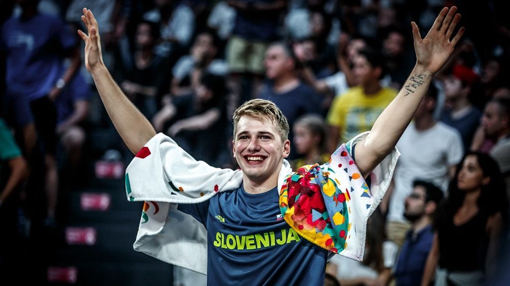 Luka Doncic comparte la medalla de oro del Eurobasket con su abuelo enfermo