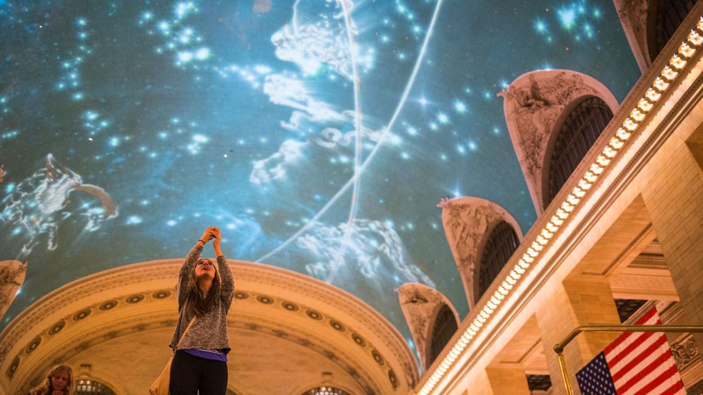 Reconocimiento a las mujeres científicas en el Grand Central Terminal de Nueva York