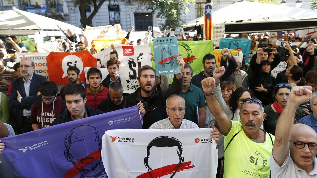 Protestas en Barcelona ante las Consejerías de Gobernación, Economía y Trabajo