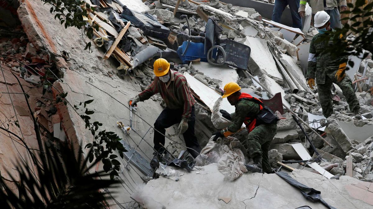 Soldados y voluntarios buscan a las personas atrapadas entre los escombros de un edificio tras el terremoto de México