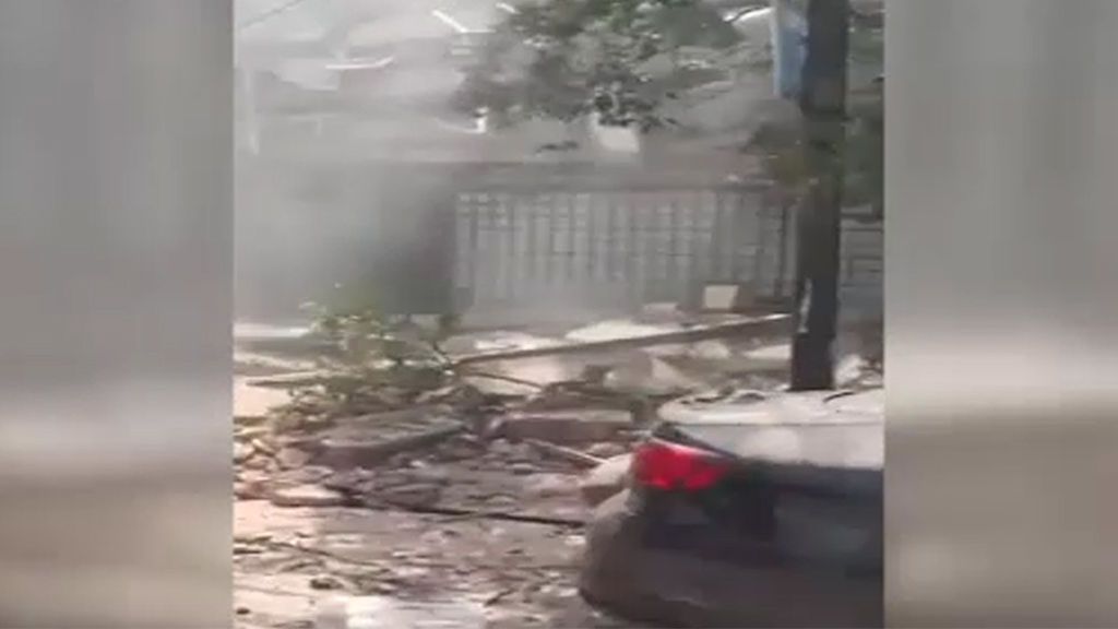 Angustiosas voces de auxilio bajo un edificio a punto de derrumbarse por el terremoto