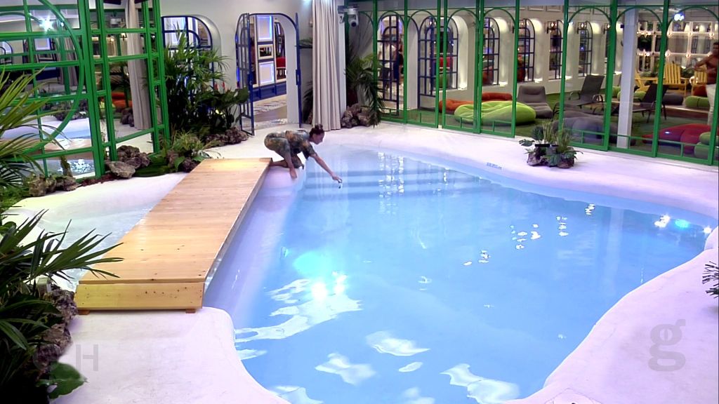 Miriam en la piscina