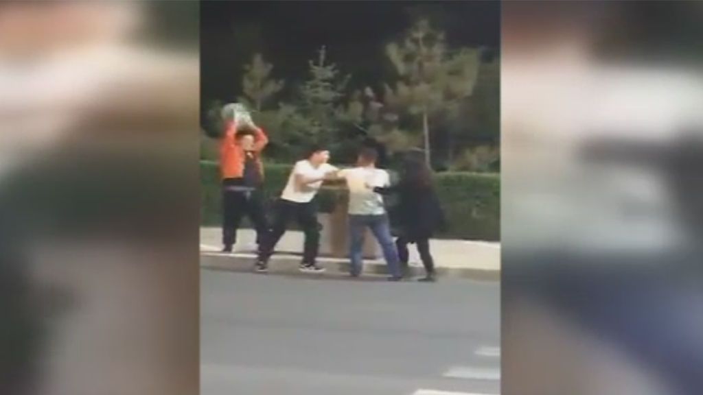 Intenta mediar en una pelea entre jóvenes y termina tumbada por una caja de cervezas