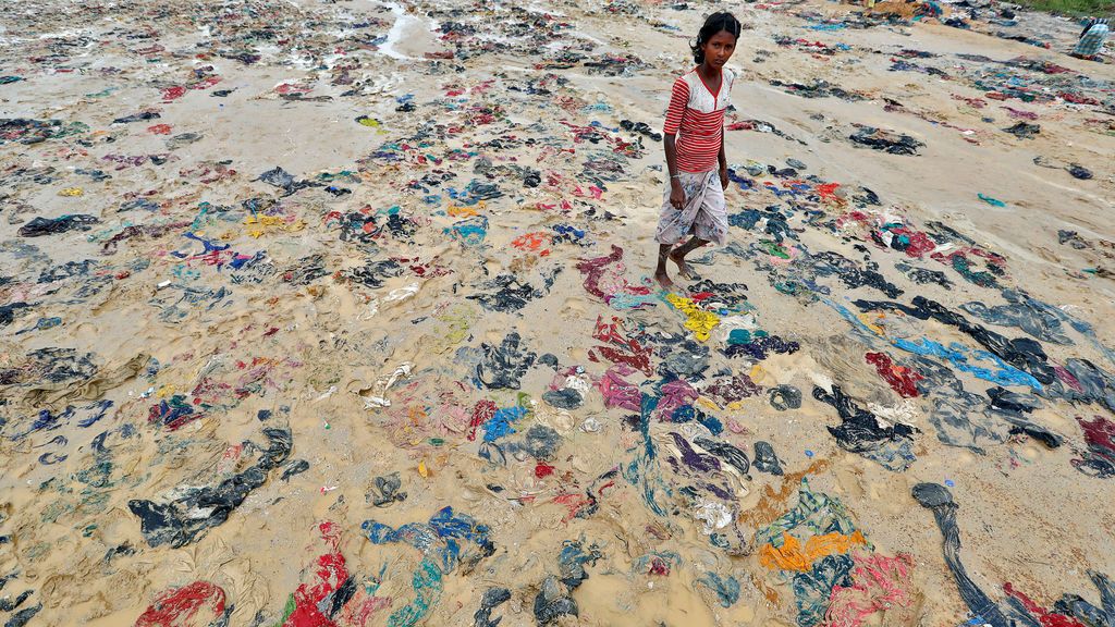 Artículos desechados en un campo de refugiados de Rohingya en Cox's Bazar, Bangladesh