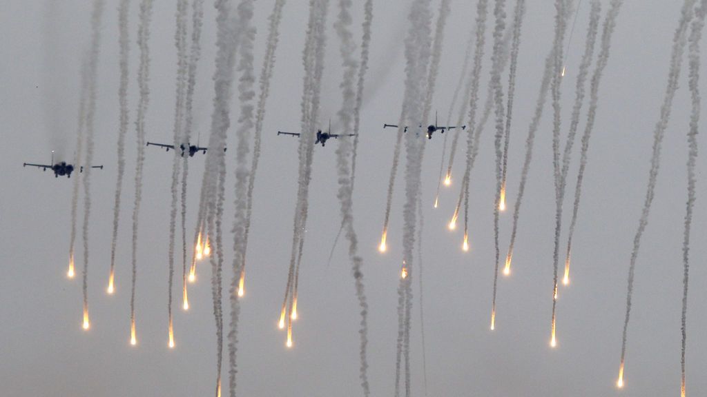 Aviones de combate lanzan bengalas durante los juegos de guerra de Zapad 2017 cerca de la ciudad de Borisov, Bielorrusia