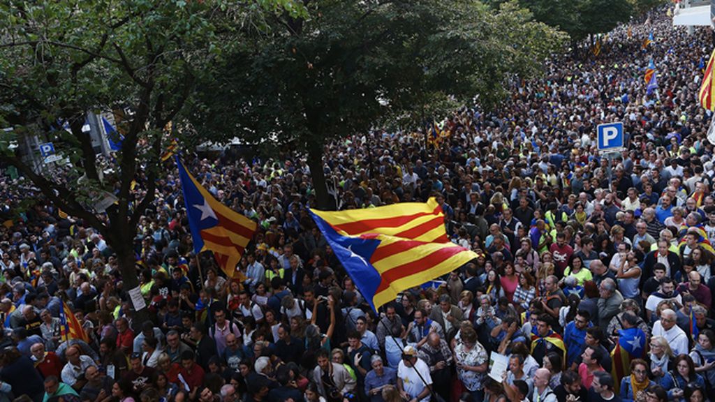 Barcelona se llena de manifestantes tras las detenciones y los registros