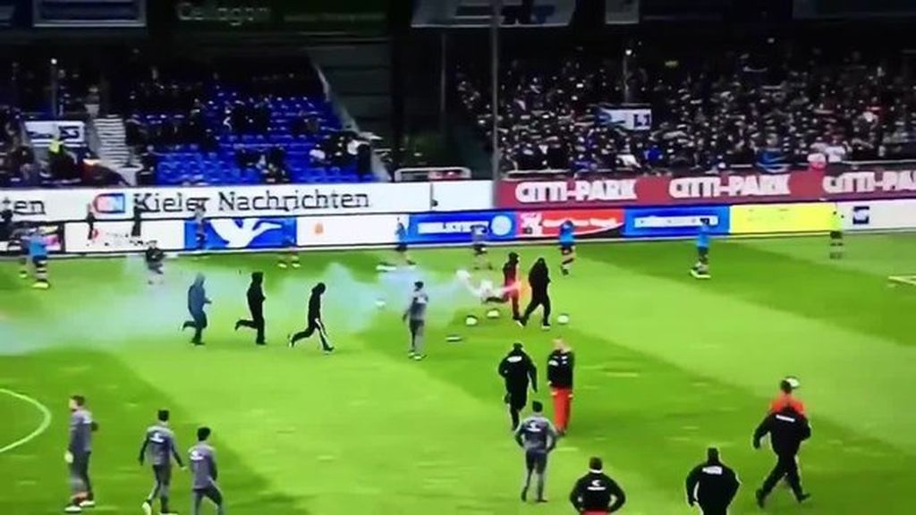 Un grupo de ultras asalta un campo en Alemania para tirar bengalas a la afición rival... ¡y les detienen los propios jugadores! Un grupo de ultras asalta un campo en Alemania para tirar bengalas a la afición rival... ¡y les detienen los propios jugadores!