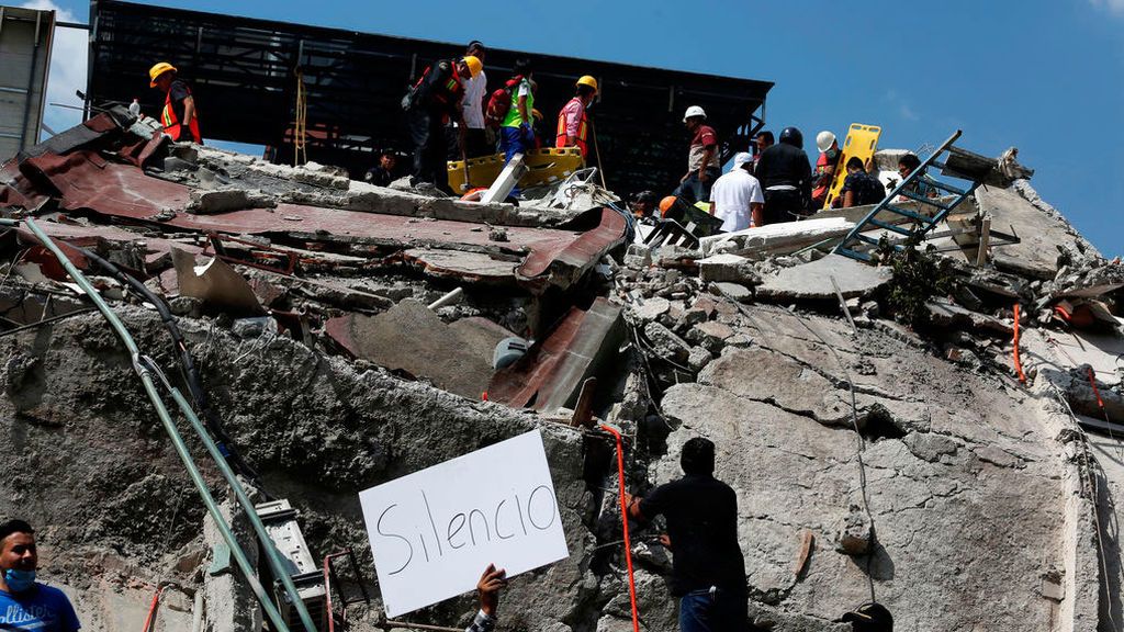 Se derrumban medio centenar de edificios