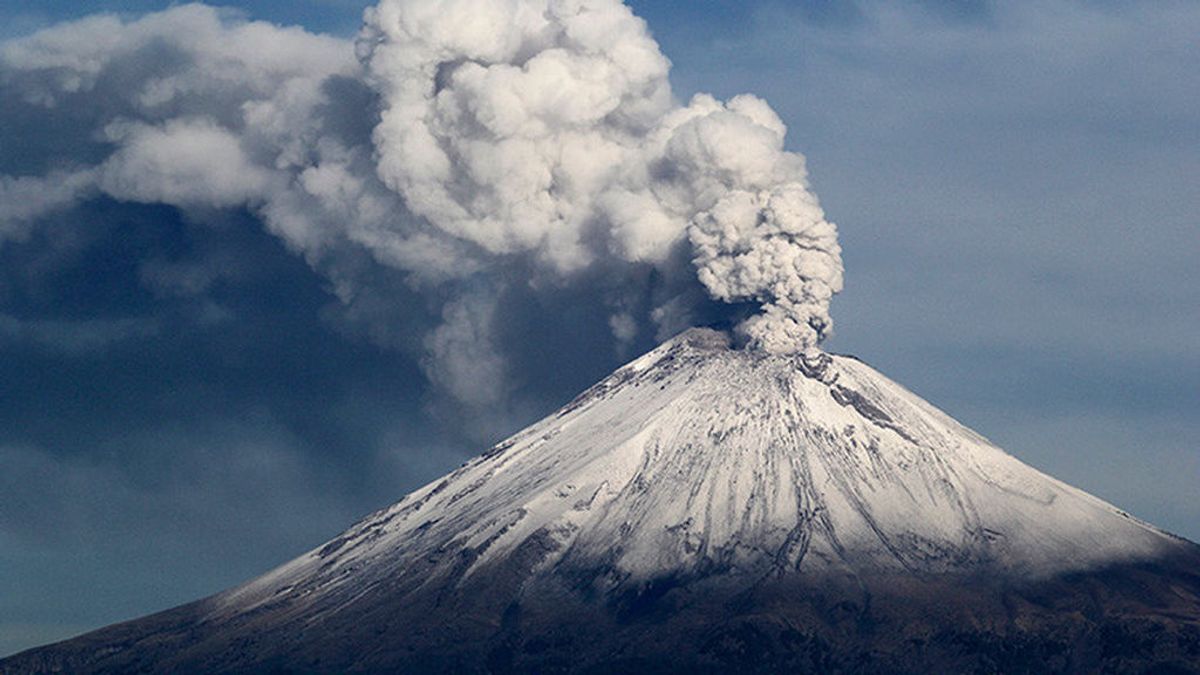 Columna de humo, explosión y cenizas: tras el terremoto de México, la erupción del volcán Popocatépetl