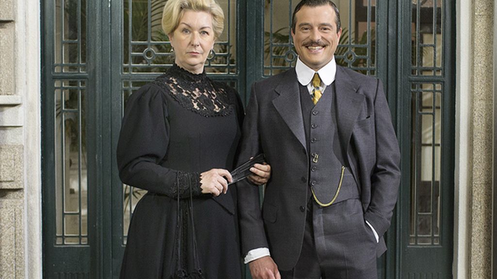 Susana (Amparo Fernández) y Leandro (Raúl Cano Cano), de la sastrería Viuda de Séler