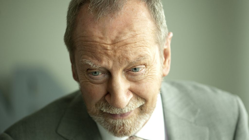 Marton Csokas, un inspector de pasado oscuro que investiga en una Sevilla sombría