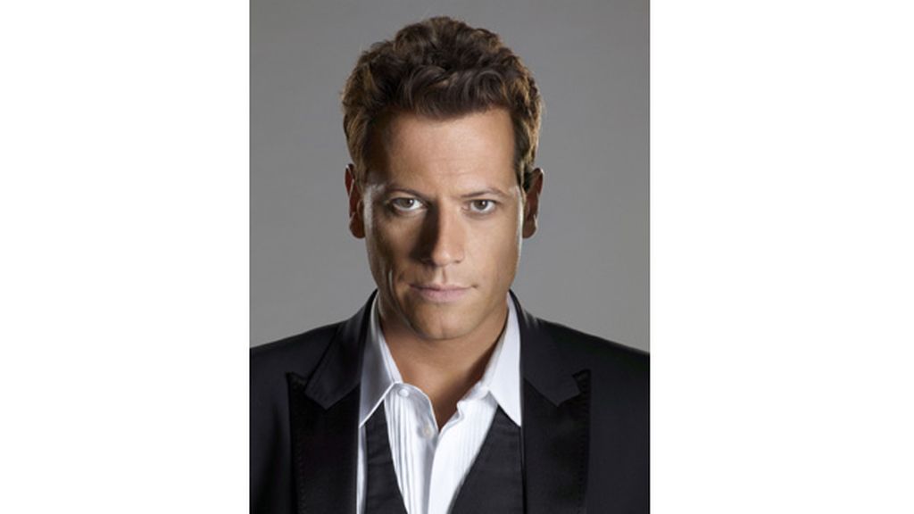 Ioan Gruffudd es Andrew Martin