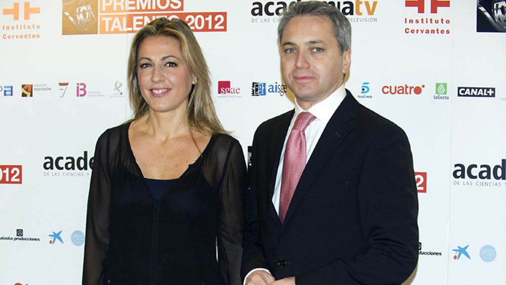 Ana Rosa Quintana entrega el premio de la Academia de Televisión al director de su programa, Juan Ramón Gonzalo