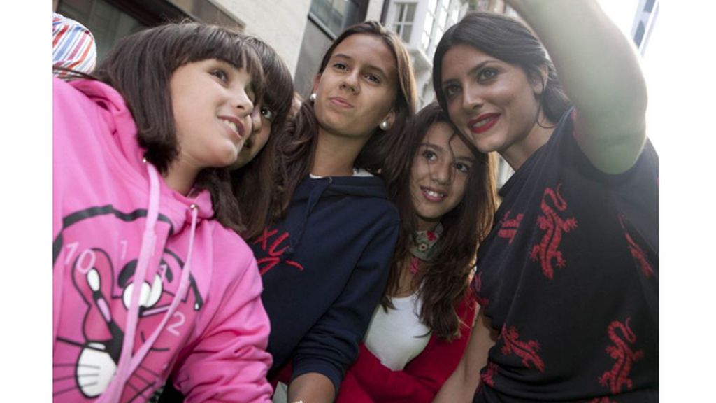 Los ‘reyes’ Michelle Jenner y Rodolfo Sancho desfilan ante sus fans por la alfombra verde