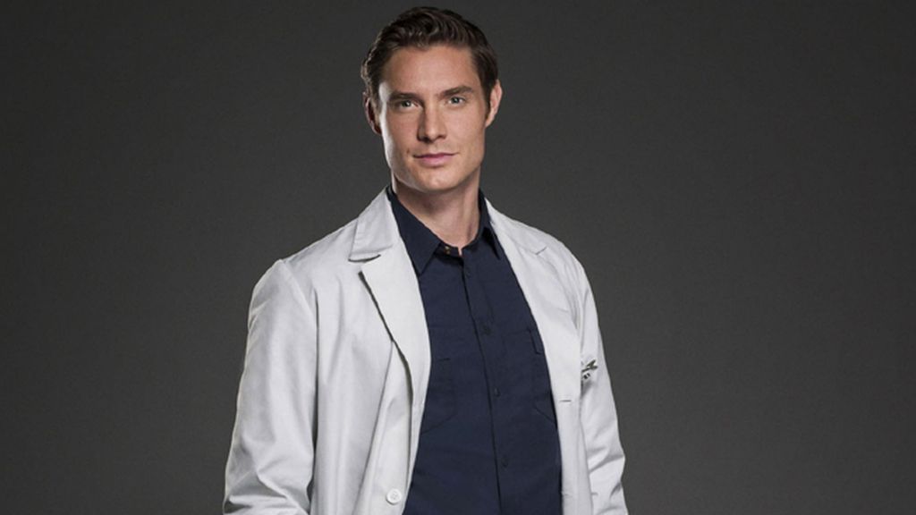 Max Brown es Evan Marks