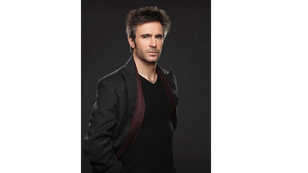 Jack Davenport es Derek Wills