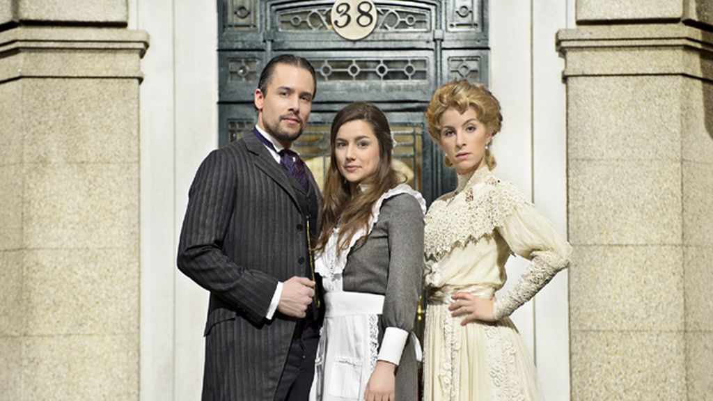 Germán (Roger Berruzo) y Cayetana (Sara Miquel), los De la Serna, y la criada, Manuela (Sheyla Fariña)