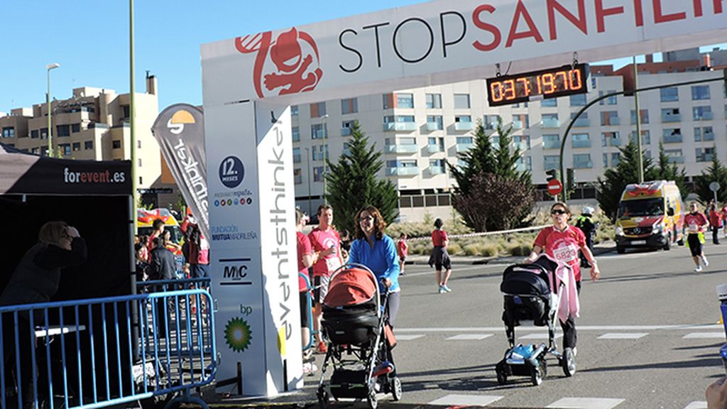 2.500 corredores se visten de rosa para apoyar la investigación
