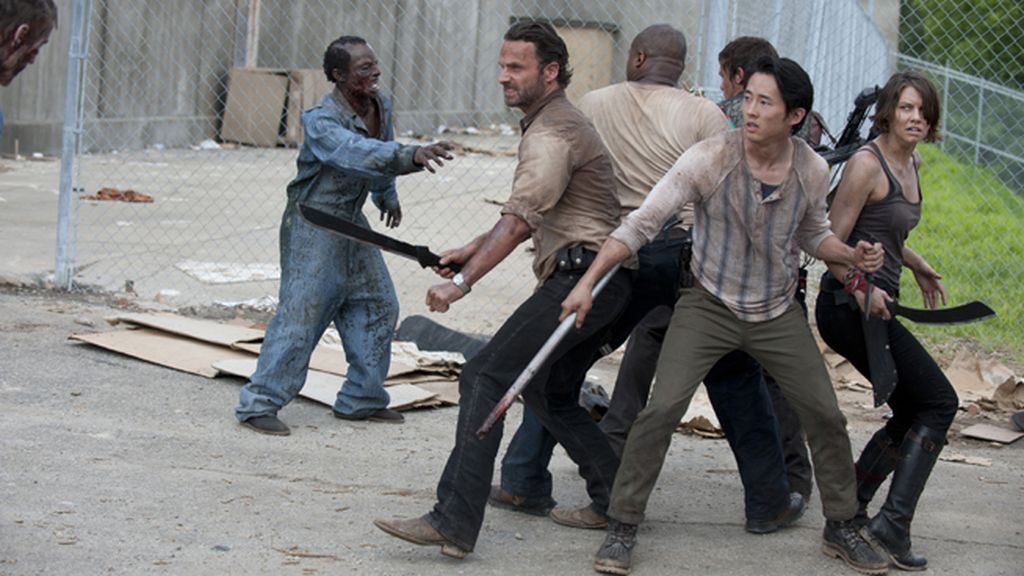 Los humanos comienzan a ser más peligrosos que los zombis