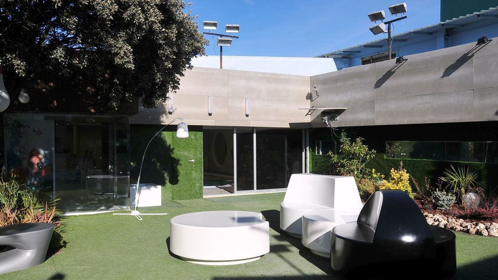 Una cama en la piscina y una ducha transparente, novedades