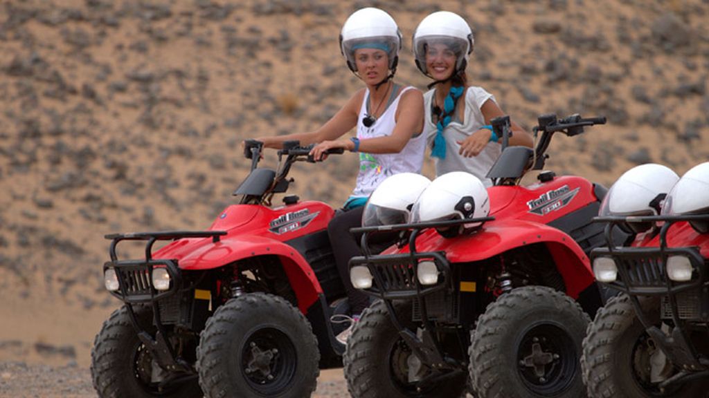 Equipo celeste. Elisabeth Reyes, modelo y Miss España 2006, y Noelia López, ganadora de 'Supermodelo 2007'