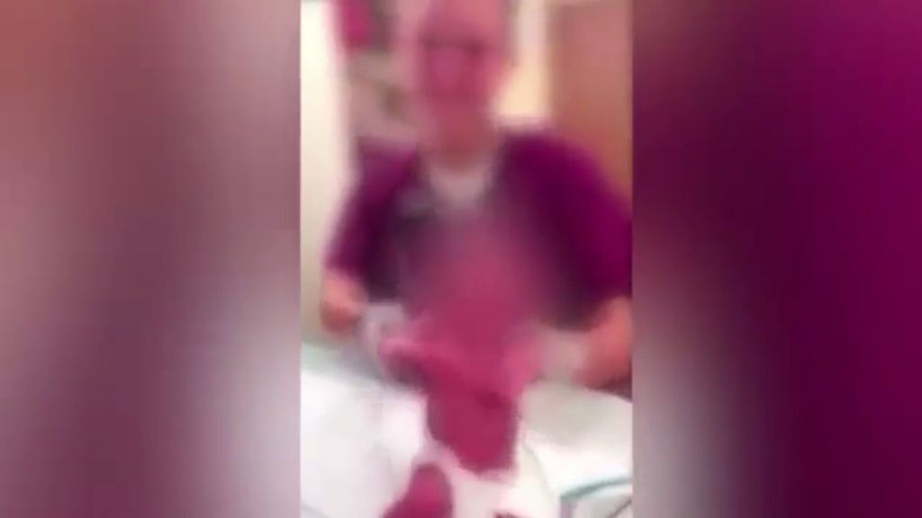 Suspendidas por hacer bailar a unos recién nacidos en un hospital