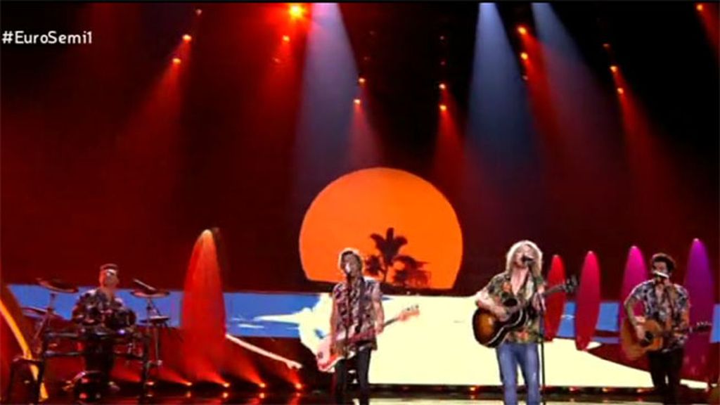 En el preestreno de la primera semifinal, el 9 de mayo, tripite la camisa surfera