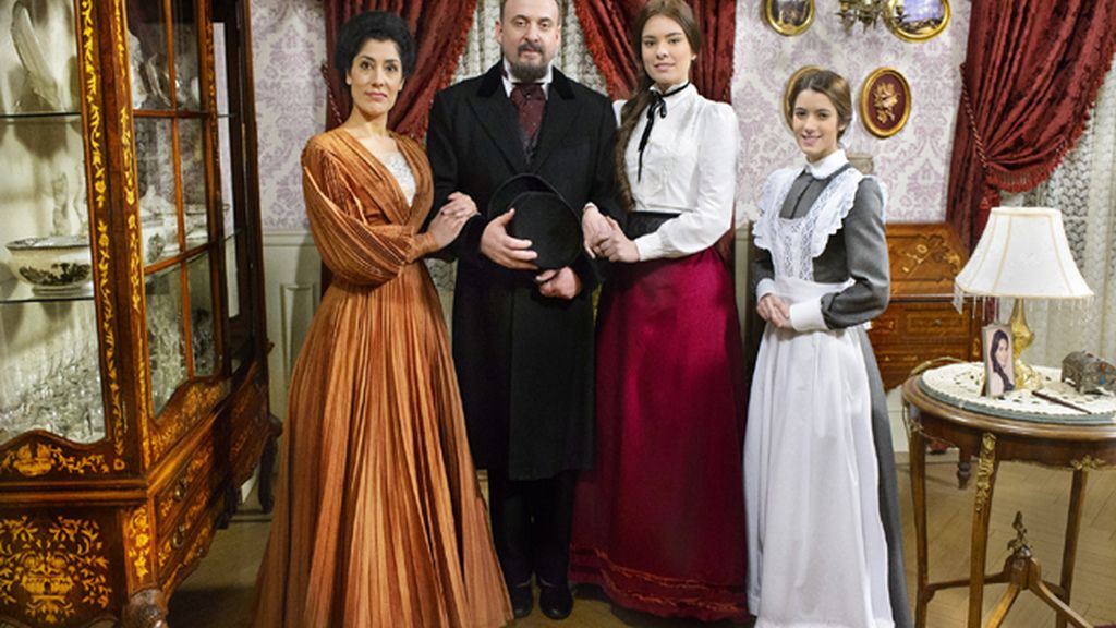Rosina (Sandra Marchena), Maximiliano (Mariano Llorente) y Leonor (Alba Brunet), los Hidalgo, y la criada, Casilda (Marita Zafra)